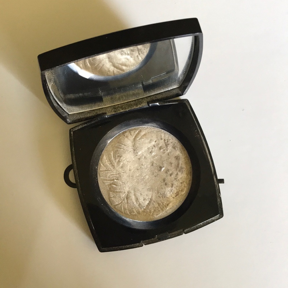 LE Chanel Highlighter Camelia de Plumes - Picture 1 of 2